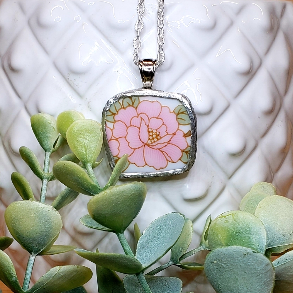 Necklace. Pendant w/pink flower. Handmade